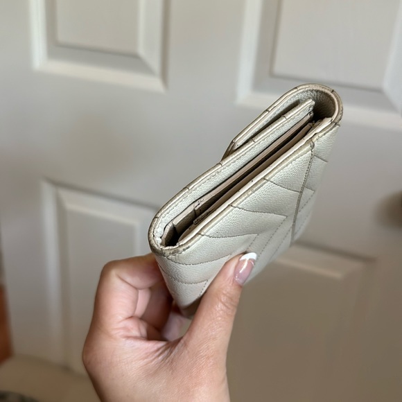 YSL Cassandre Matelasse Compact Wallet White Silver - Picture 8 of 11